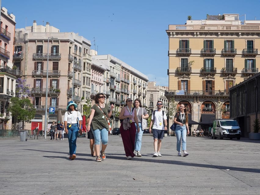 Barcelona: Gothic Quarter Walking Tour w/ Montjuïc Cable Car - What the guides add to the experience