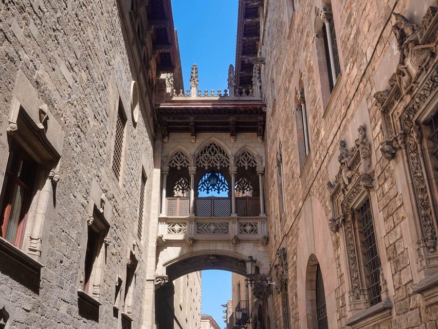 Barcelona: Gothic Quarter Walking Tour w/ Montjuïc Cable Car - Timing, comfort, and the awkward transfer