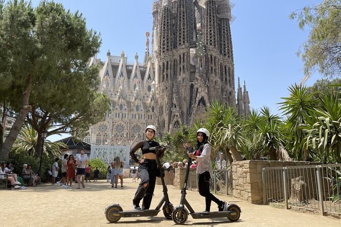 Barcelona Guided 2 hour E-Scooter Tour - Pausing at Ciutadella Park