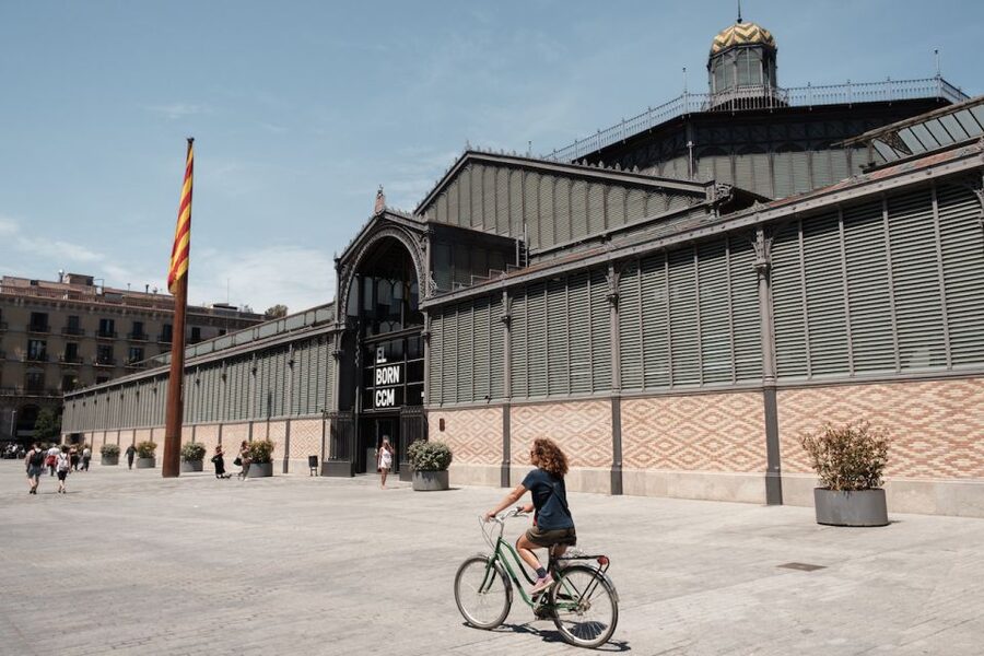 Barcelona: Guided Bike or E-Bike City Tour - Why a bicycle works so well in Barcelona