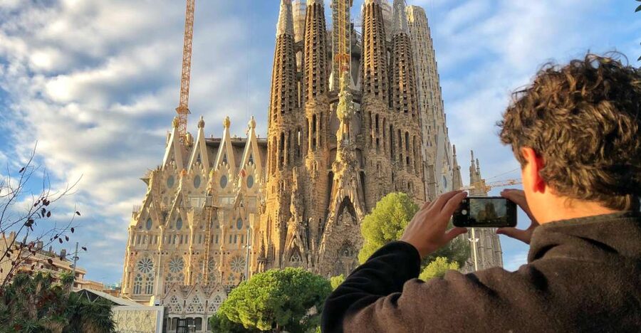 Barcelona: Guided Bike or E-Bike City Tour - Starting at Plaça Reial and entering the Gothic Quarter