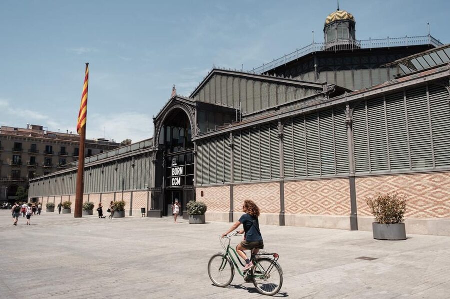 Barcelona: Guided Bike or E-Bike City Tour - Arc de Triomf and a break in Ciutadella Park