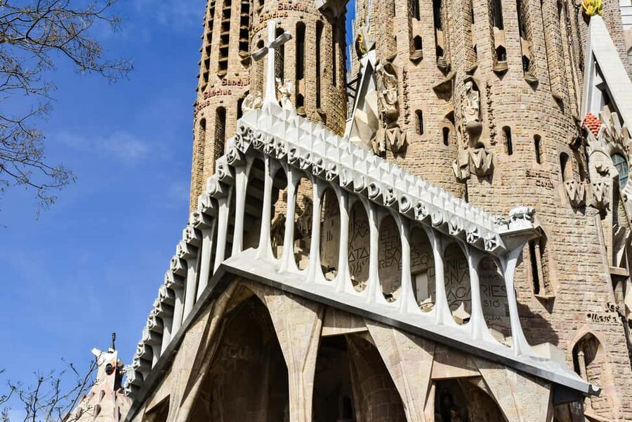 Barcelona: Guided tour e-bike Barcelona historical and modernist Barcelona - Casa Batlló and Casa Milà by bicycle