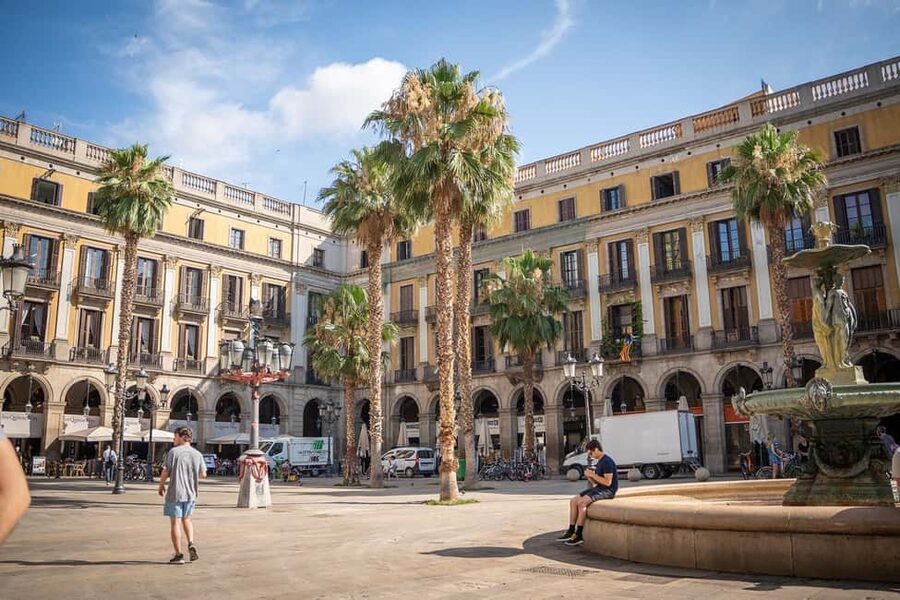 Barcelona guided tour in French - Starting at Plaça Reial