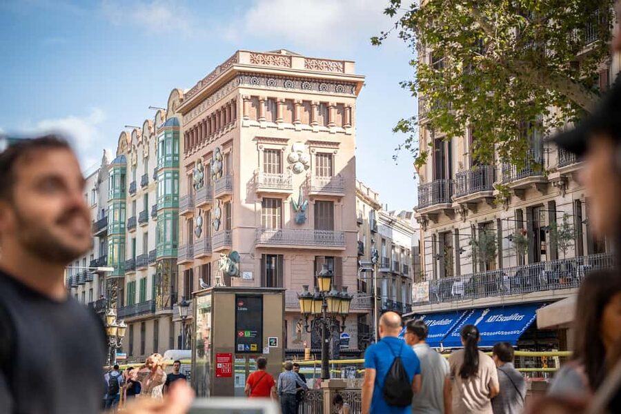Barcelona guided tour in French - Calle del Bisbe and the Gothic Quarter
