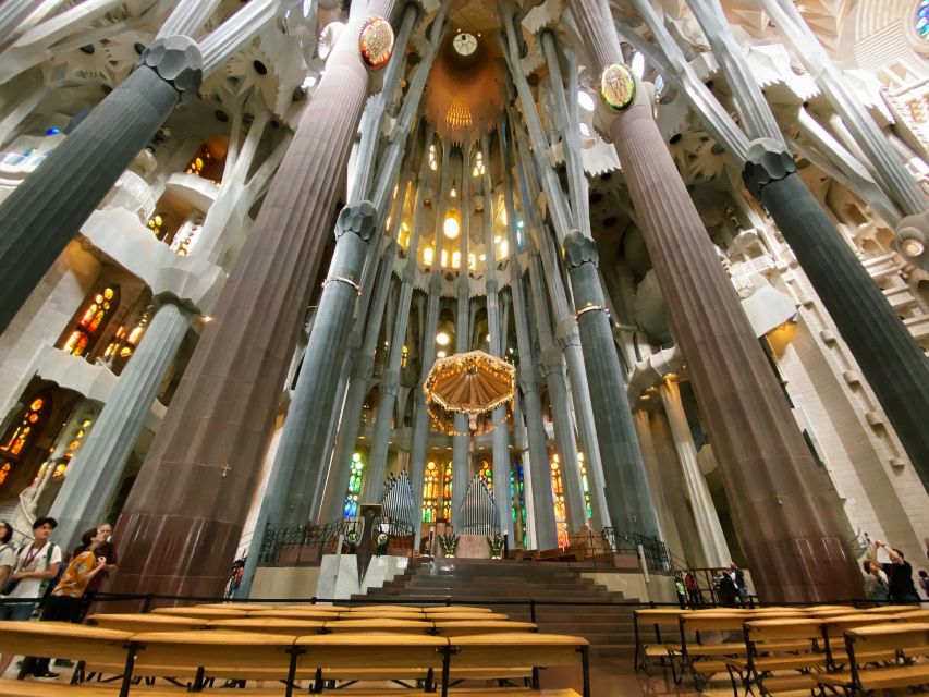 Barcelona: Guided Tour of Sagrada Familia - Which language and group option should you choose?
