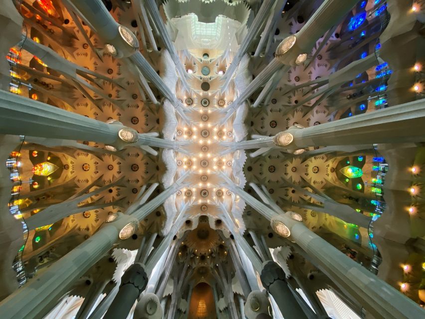 Barcelona: Guided Tour of Sagrada Familia - The pace, group size, and 90-minute limit