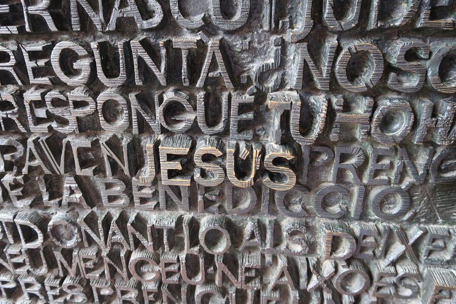 Barcelona: Guided Tour of Sagrada Familia - Dress, accessibility, and booking flexibility