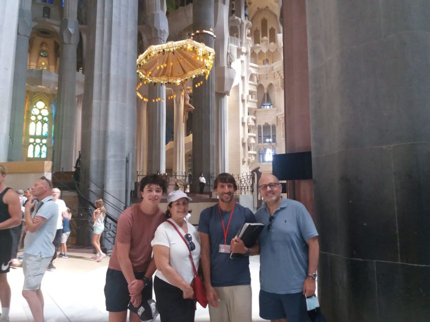 Barcelona: Guided Tour of Sagrada Familia - Meeting your guide and reaching the entrance
