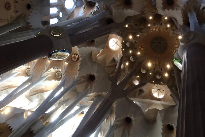 Barcelona: Highlights of Sagrada Familia Max 6 People Guided Tour - Why a guide helps inside Sagrada Familia