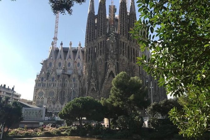Barcelona: Highlights of Sagrada Familia Max 6 People Guided Tour - How the six-person format changes the visit