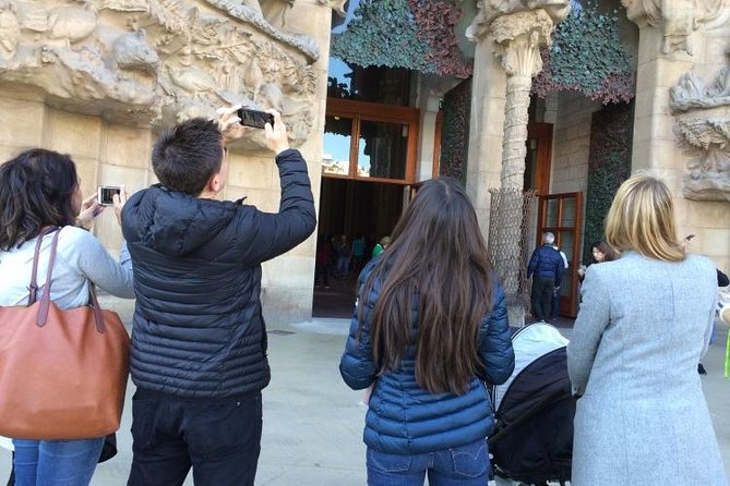 Barcelona: Highlights of Sagrada Familia Max 6 People Guided Tour - Practical details that can affect your visit