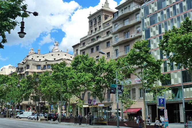 Barcelona Highlights Private Tour with Driver and Official Guide - Seeing Barcelona quickly with a private guide