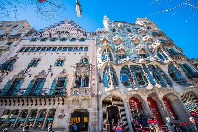 Barcelona Highlights Private Tour with Driver and Official Guide - Barceloneta and the waterfront