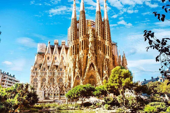 Barcelona Highlights Private Tour with Port or Hotel Transfers - Why this four-hour route works in Barcelona