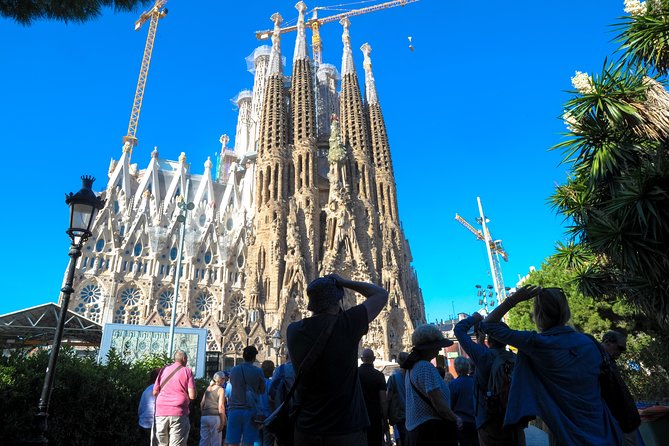 Barcelona Highlights & Sagrada Familia Tour: Priority Access - Key things to know before booking
