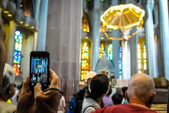 Barcelona Highlights & Sagrada Familia Tour: Priority Access - Walking, timing, and comfort
