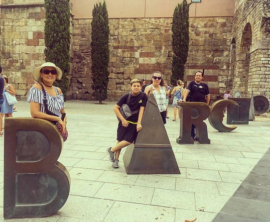 Barcelona Highlights & Secrets Private Tour with Tapa & Drink - What the private format changes