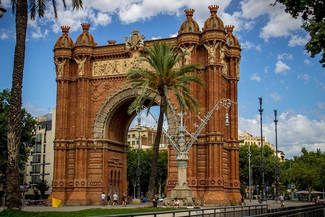 Barcelona Highlights Small Group Tour with Hotel Pick Up - Passeig de Gràcia and Gaudí’s famous façades