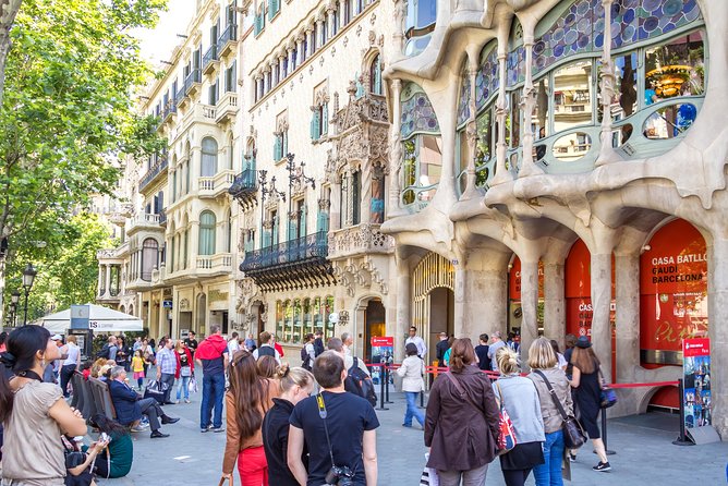 Barcelona Highlights Tour and Montserrat Monastery with Hotel Pick-up - Montjuic views and Barcelona’s Olympic story