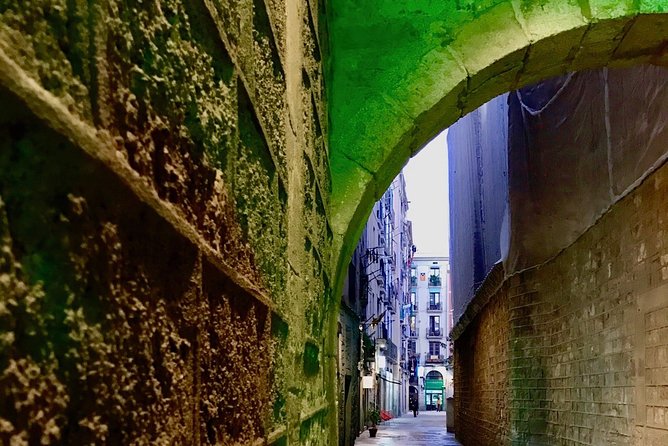 Barcelona Historic Walking Tour and Food Experience - Why the small group matters