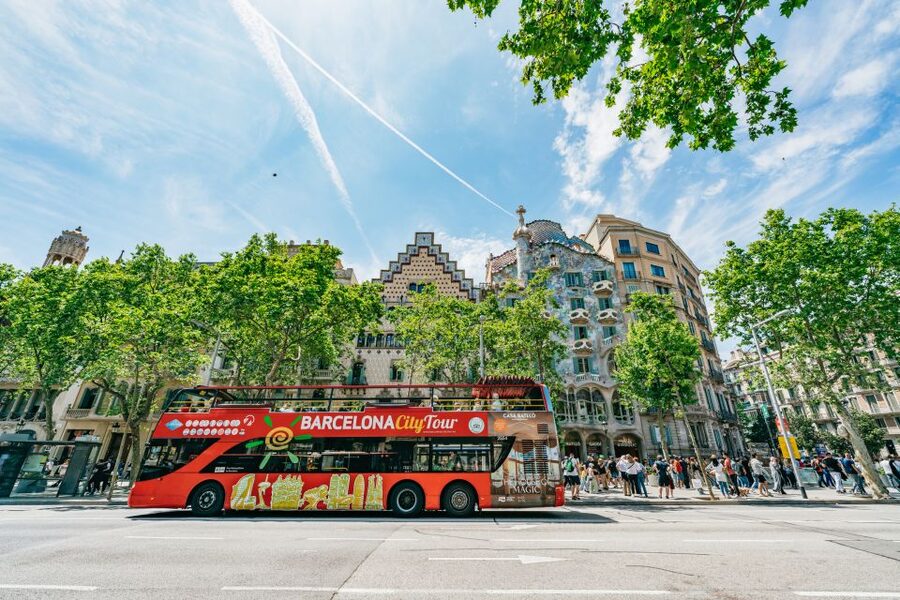 Barcelona Hop-On Hop-Off Bus and FC Barcelona Immersive Tour - The green East route, from Barceloneta to Park Güell