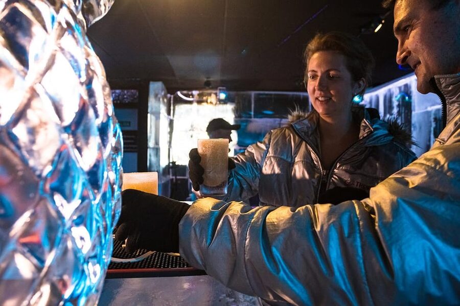 Barcelona: Ice Bar and Terrace Drinks Romantic Package - From Barcelona beach to a room below zero