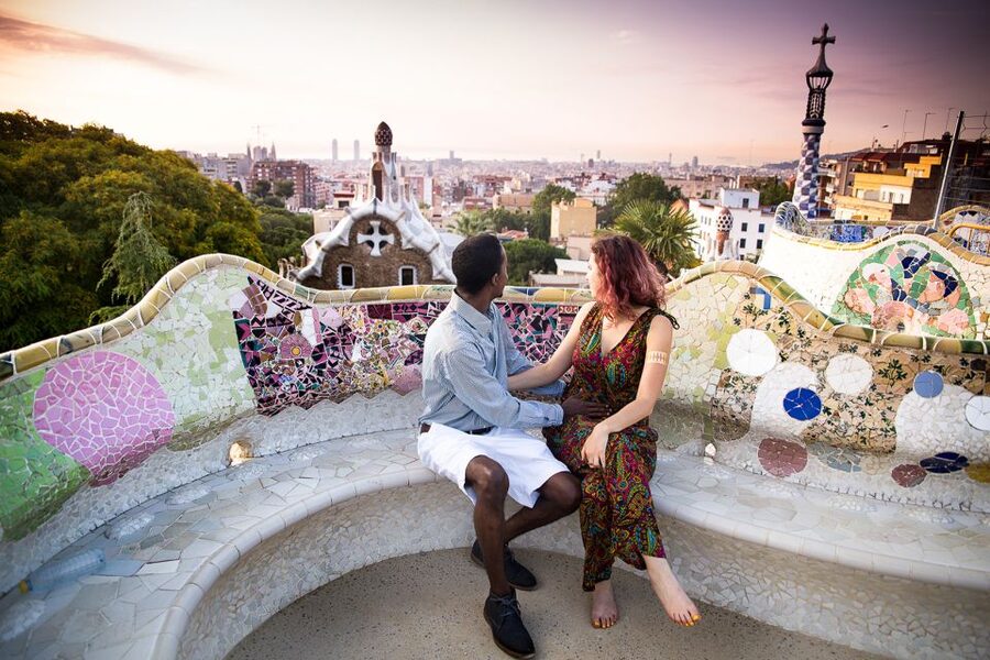 Barcelona: Instagram Tour of the Most Scenic Spots - Gothic Quarter lanes and old Barcelona details