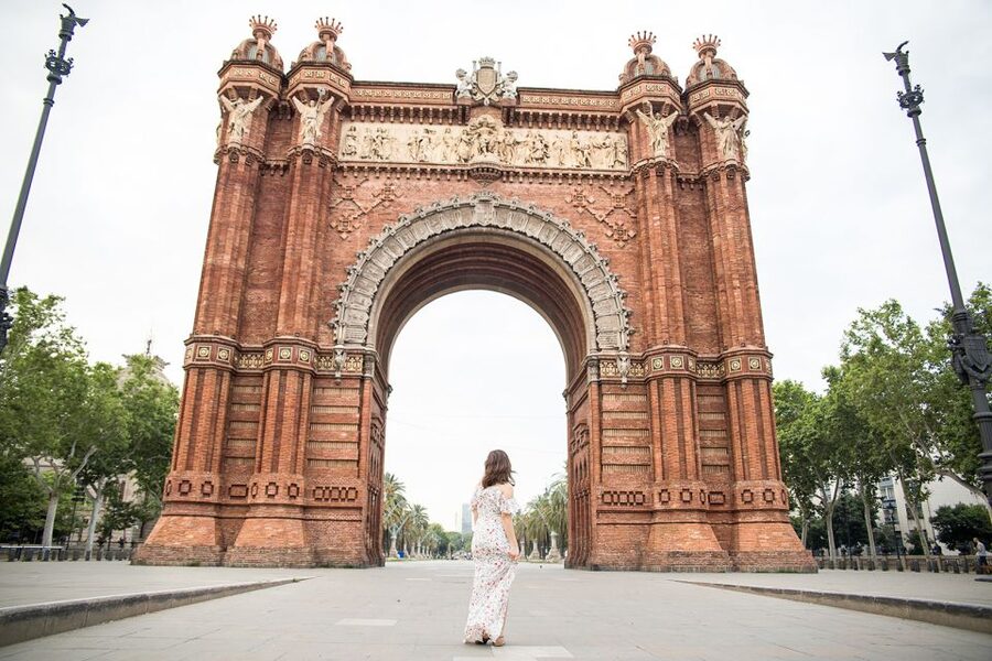 Barcelona: Instagram Tour of the Most Scenic Spots - Taking the metro to Sagrada Familia