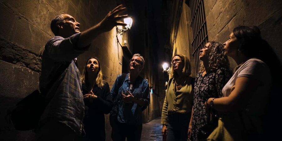 Barcelona: Killers, Witches & Inquisition Old Town (day/eve) - Meeting the guide under the white umbrella
