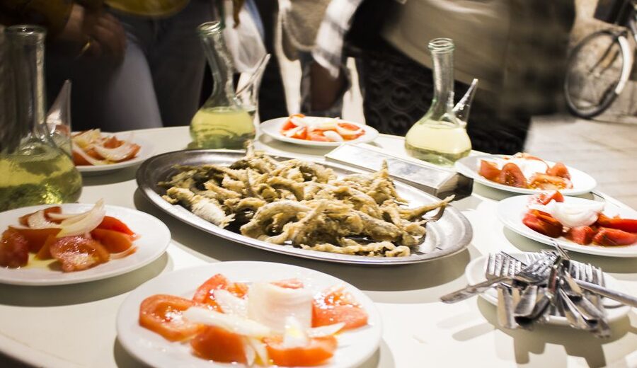 Barcelona: Market, Tasty Tapas/Food and Gothic History Tour - The first food stop: pintxos and a Clara