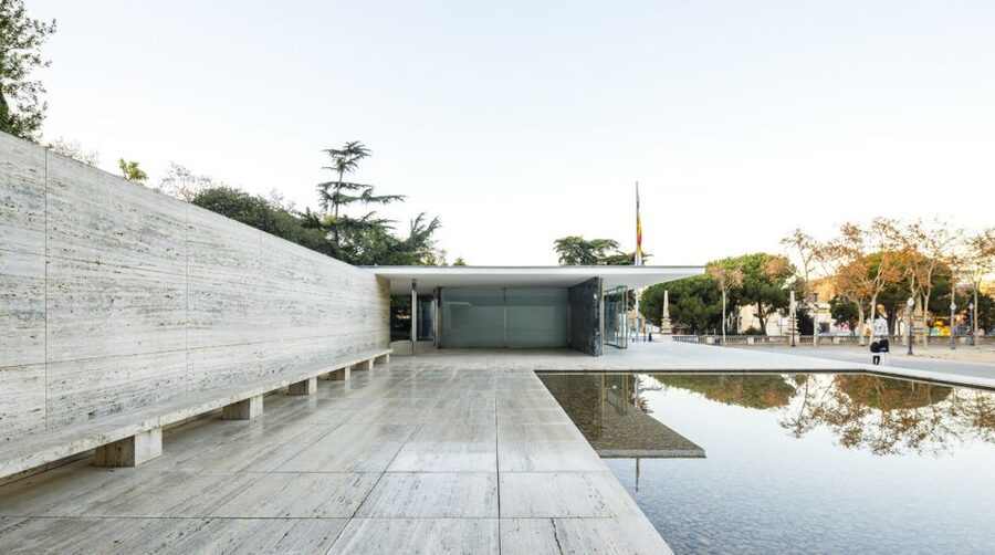 Barcelona: Mies van der Rohe Pavilion Ticket and Audio Guide - Entering the rebuilt 1986 pavilion