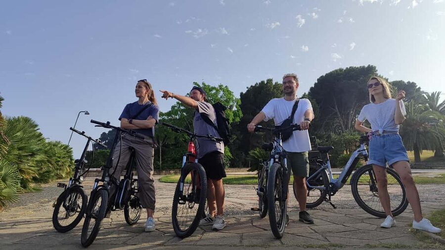 Barcelona: Montjuïc e-bike adventure via port and Ciutadella - From Arc de Triomf to the Cascada Monumental