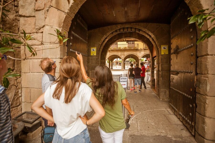 Barcelona Montjuic Three-Hour Bike Tour - Guides, languages, and group expectations