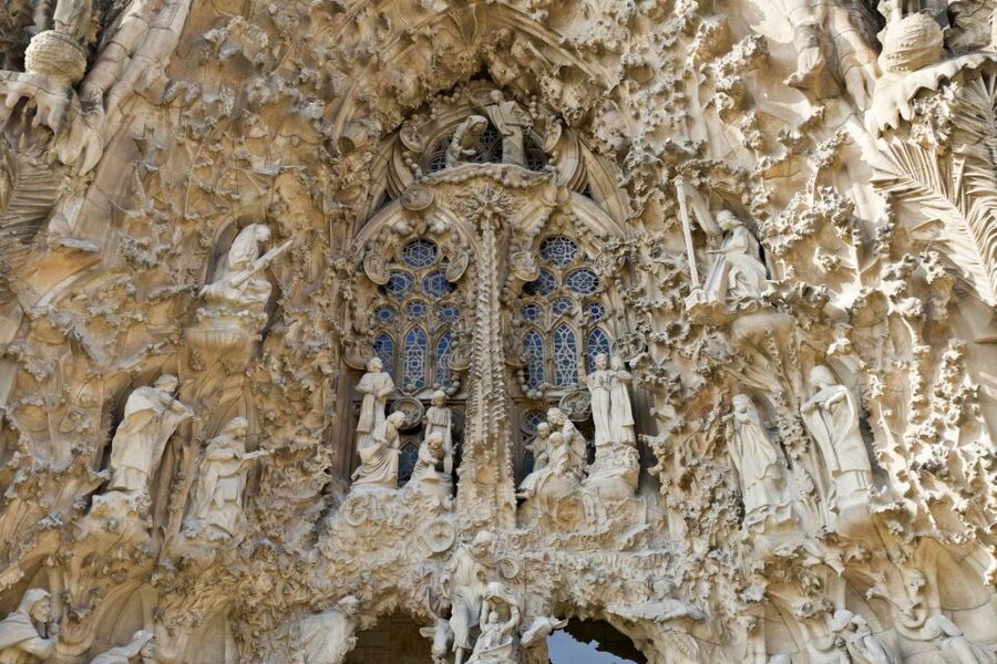 Barcelona: Montserrat & Sagrada Familia Guided Tour - Why this pairing works in one Barcelona day