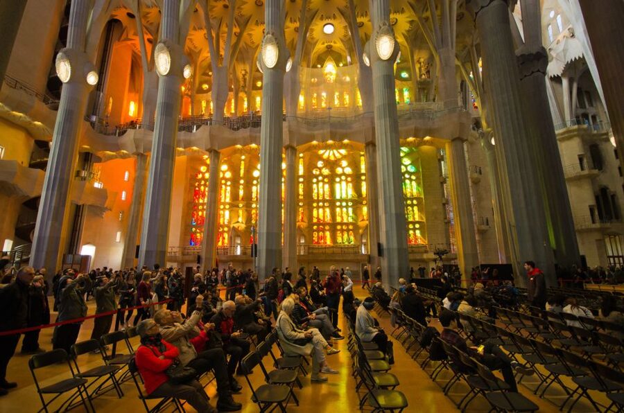 Barcelona: Montserrat & Sagrada Familia Guided Tour - Returning to Barcelona before the basilica