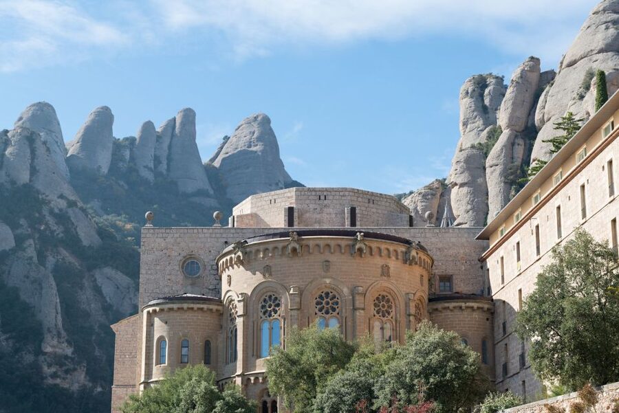 Barcelona: Montserrat & Sagrada Familia Guided Tour - The guide style and group experience