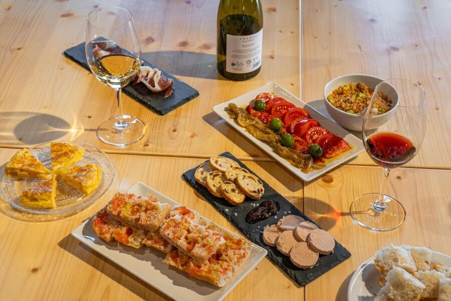 Barcelona: Montserrat, Winery Tour & Lunch with Wine Tasting - The guides make a long day easier