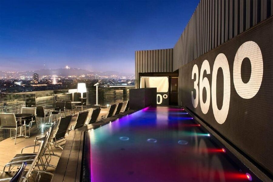 Barcelona: Night Walking Tour in the Heart of the Movida - Rooftop views and the best photo stop