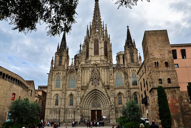 Barcelona Old Town & Gothic Quarter Small Group Tour - A useful pause at La Boqueria Market