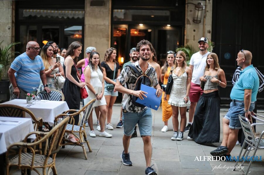 Barcelona: Old Town Guided Walking Tour - Meeting inside Travellers Nest Bar