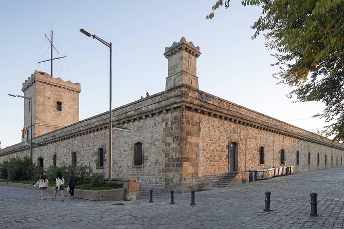 Barcelona: Old Town, Montjuic Castle, Cable Car Small Group Tour - The guide can make or break the outing