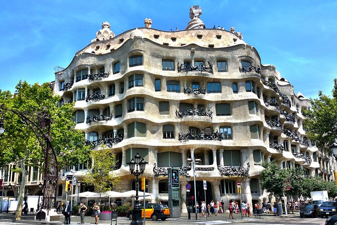 Barcelona Old Town Private Tour: Past and Present - Starting beneath the Arc de Triomf