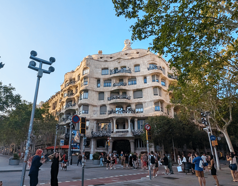 Barcelona: Old Town Private Walking Tour of Past and Present - What Fabio adds to the experience