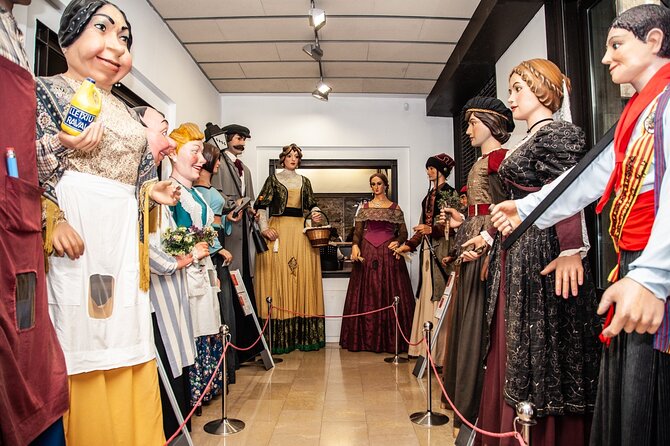 Barcelona Old Town Tour With Optional Flamenco Show - Barcelona Cathedral and the difference between old and Gothic