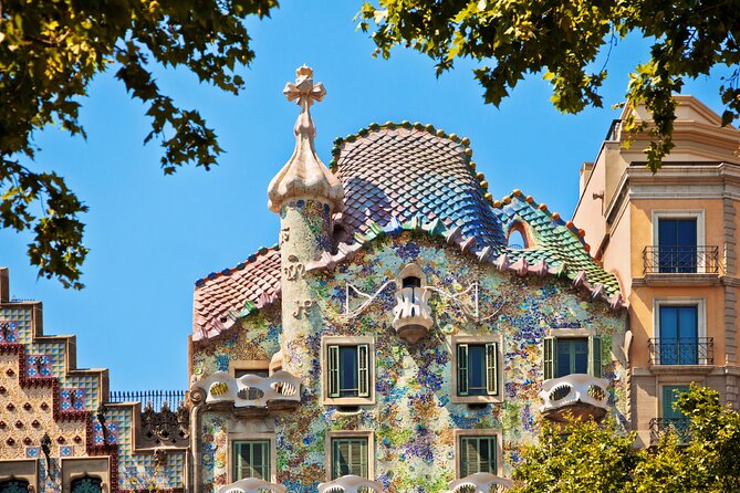 Barcelona Old Town Walking Tour & Optional Casa Battlo Ticket - El Born: medieval lanes, Santa Maria del Mar, and city life