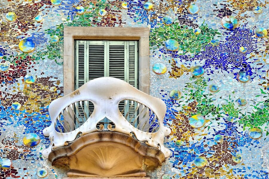 Barcelona: Old Town Walking Tour with Optional Casa Batlló - Plaça de Catalunya connects old and new