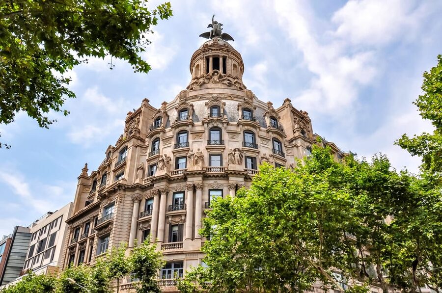 Barcelona: Old Town Walking Tour with Optional Casa Batlló - What the guides add to the walk