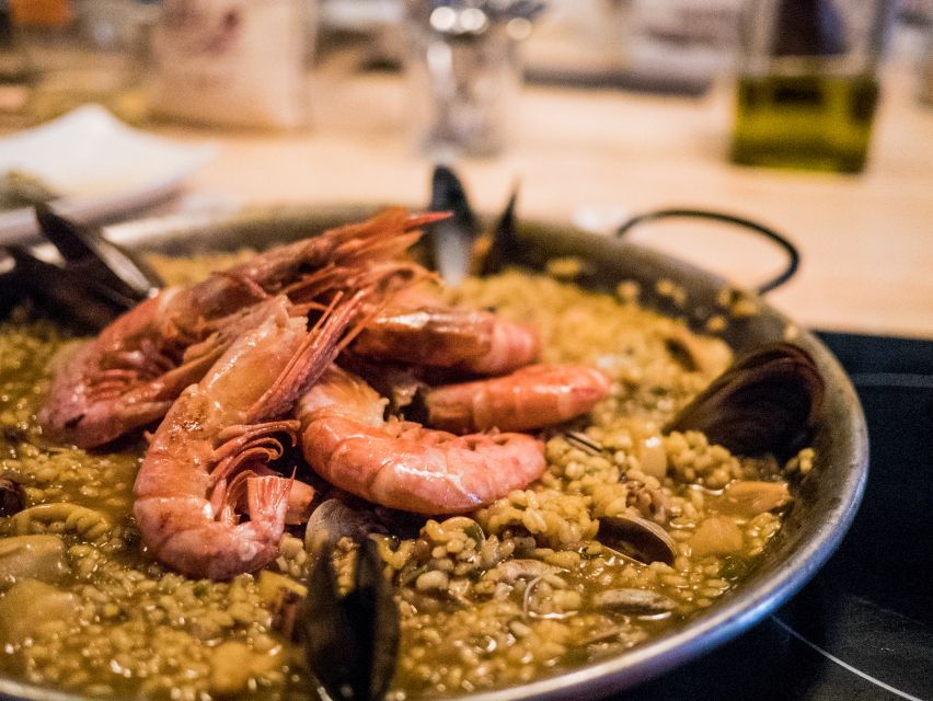 Barcelona: Paella Cooking Workshop and Market Tour - Plaça Reial gives the class a memorable setting