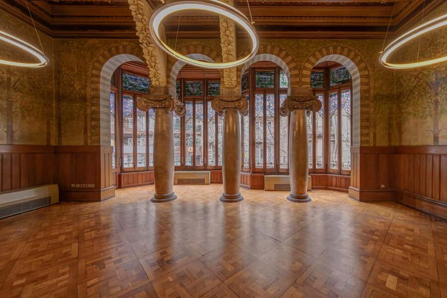 Barcelona: Palau Baró de Quadras Tickets and Guided Tour - Mosaics, sgraffito, and Arabesque woodwork